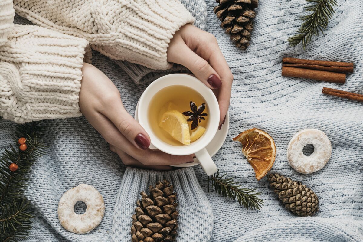 温暖的顶视图杯茶和八角茴香配料冬季可口的