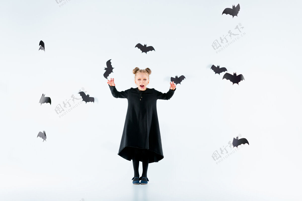 幽灵穿着黑色长裙和魔法饰品的小女巫孩子请客孩子