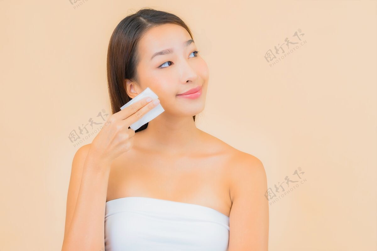 干净肖像美丽的年轻亚洲女子在温泉与自然化妆米色健康身体肖像