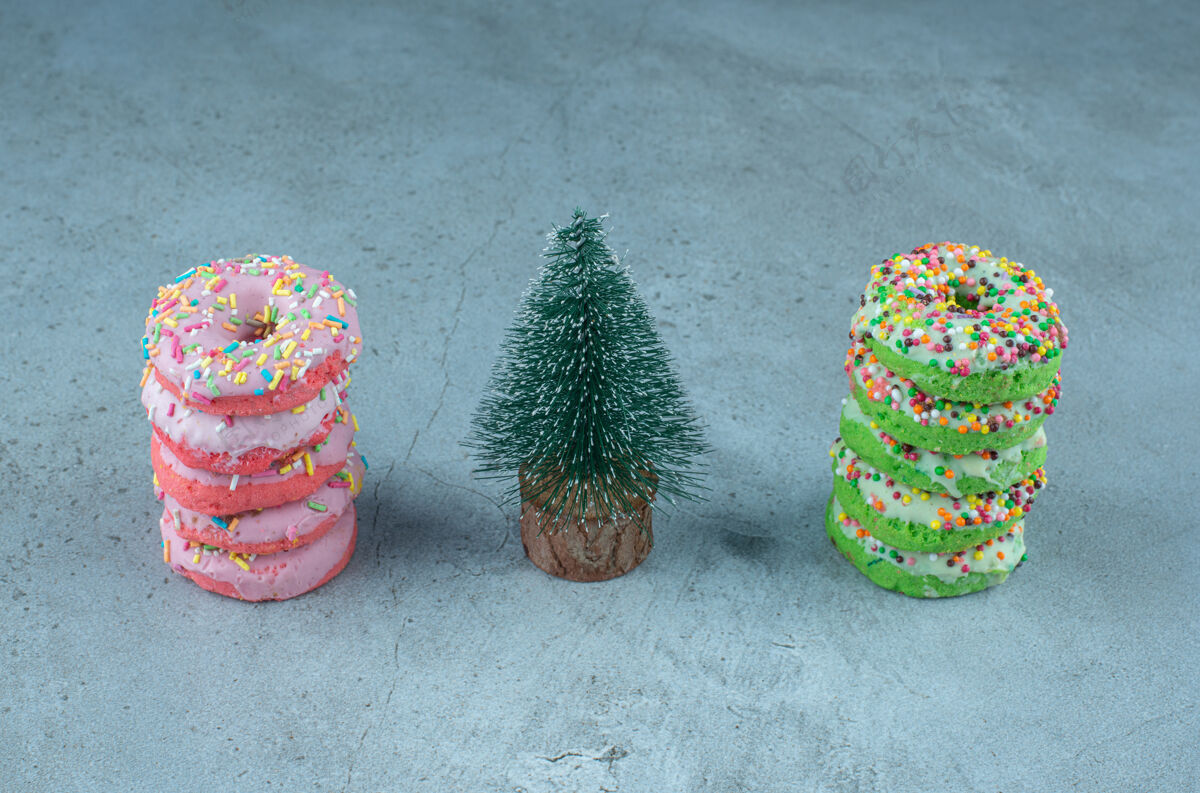 小雕像甜甜圈和大理石上的树雕像节日圣诞树圣诞节