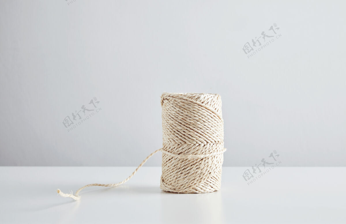 绳子工艺绳搭扣隔离在白色桌子中央 侧视图礼品松木包装