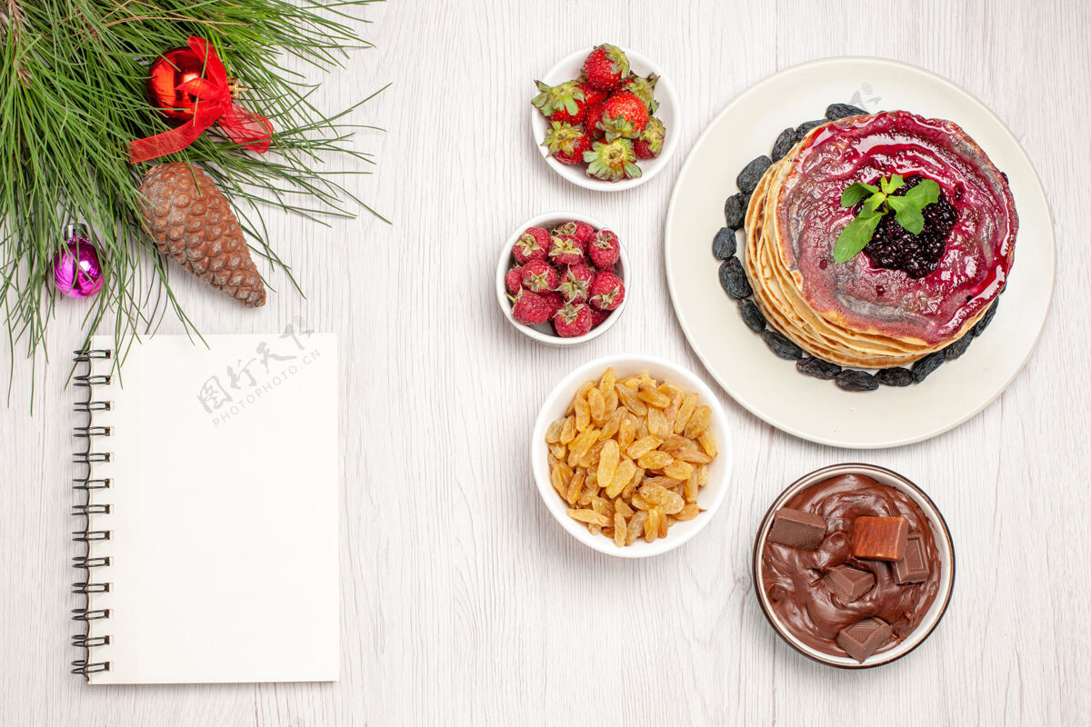 晚餐俯瞰美味的果冻煎饼与葡萄干和水果的白色果冻蛋糕餐厅