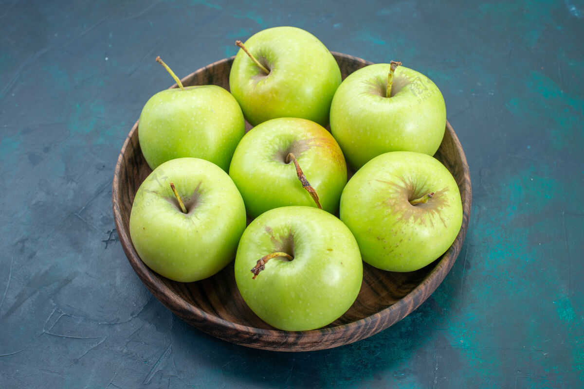 农产品前视青苹果 清新醇厚 深蓝色书桌上的苹果 清新植物 醇厚生的多汁的水果