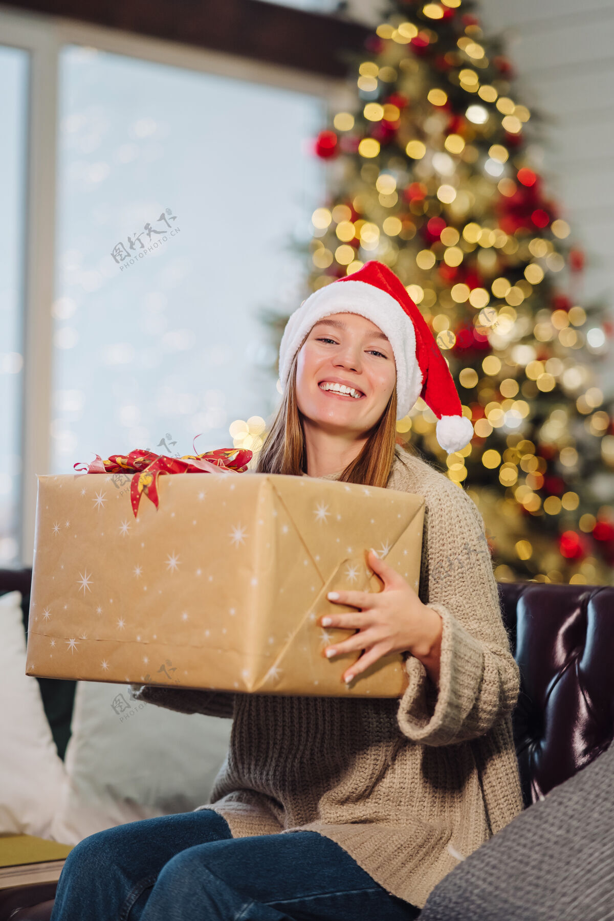 圣诞老人在除夕夜拿着圣诞礼物的女孩盒子礼物女人