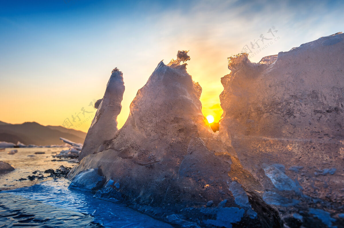 首尔冬天日出时 一大块又大又漂亮的冰冰山北极海滩