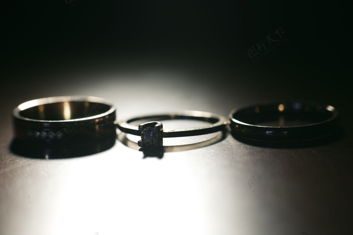 无人三枚漂亮的结婚戒指特写镜头珠宝无限仪式