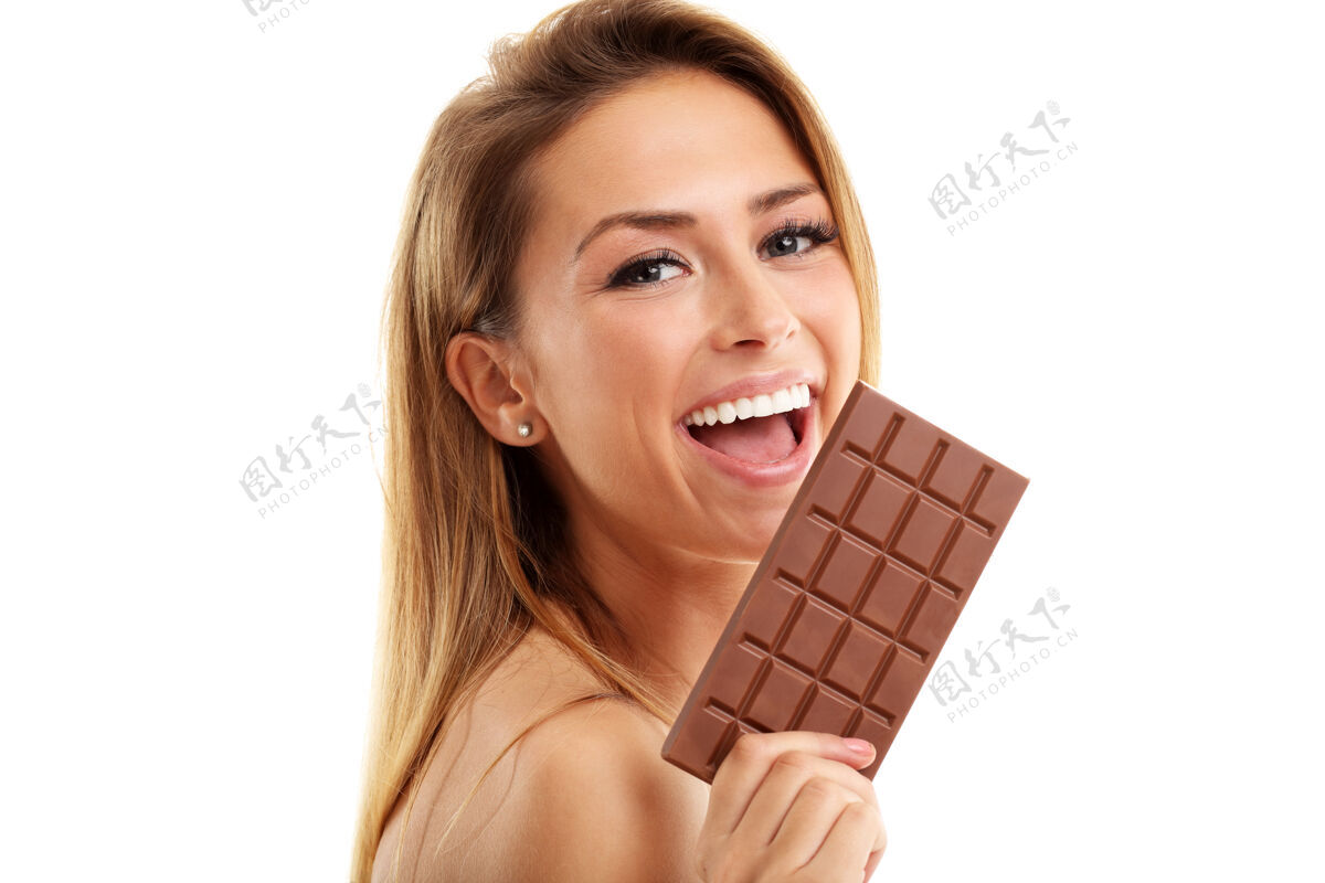 女孩美丽的女人拿着巧克力在白色上面水疗表演可爱