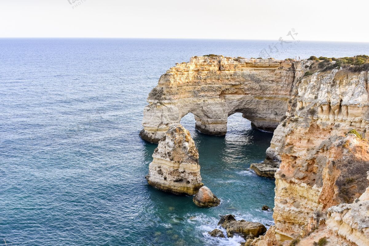 岩石白天露出水面的大悬崖景观海岸大西洋