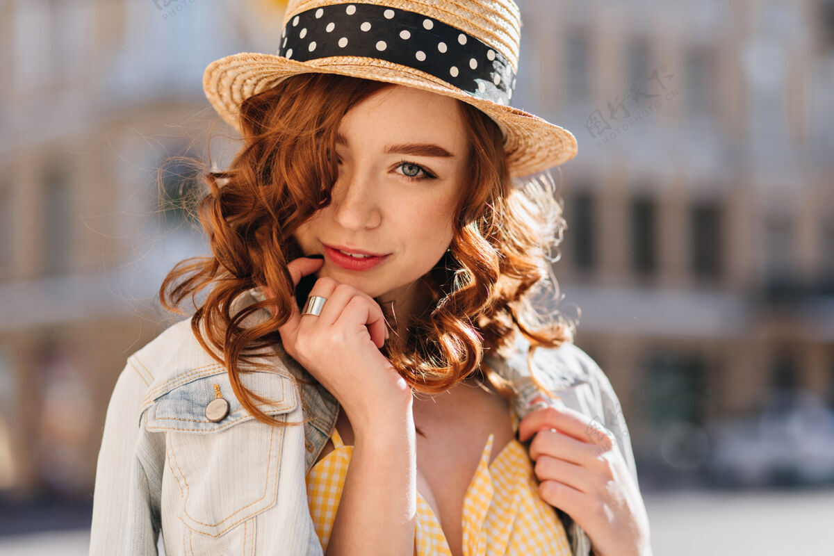 优雅可爱的蓝眼睛姜女孩在模糊城市摆姿势穿着时髦夹克的漂亮红发年轻女子的户外照片户外帽子魅力