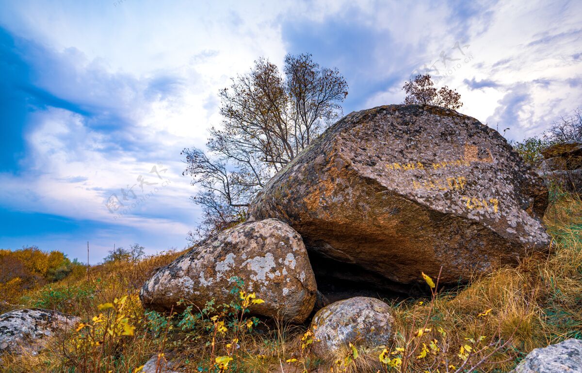 石头在风景如画的乌克兰和美丽的自然中 一片充满温暖阳光的草地上 覆盖着植被的巨大古老石头矿物堆积物乌克兰寂静干燥
