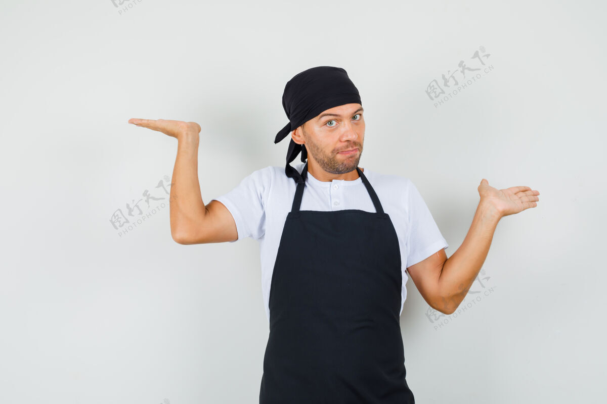 工作面包师穿t恤 围裙做秤手势厨师制服烹饪