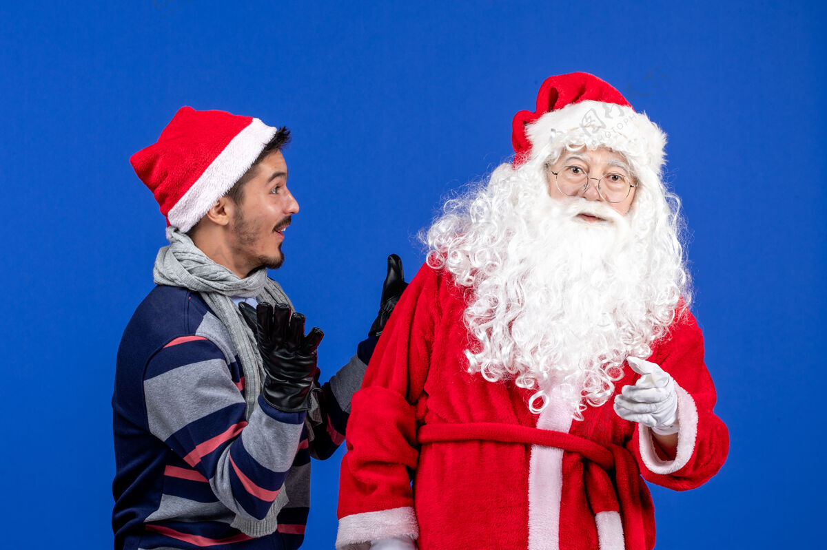 男人前视图圣诞老人和年轻的男性服装圣诞老人圣诞老人
