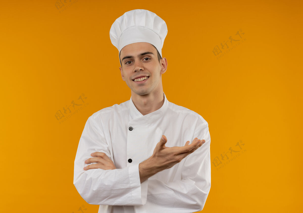 分笑容可掬的年轻帅哥穿着厨师制服点着手边的复印空间侧制服酷