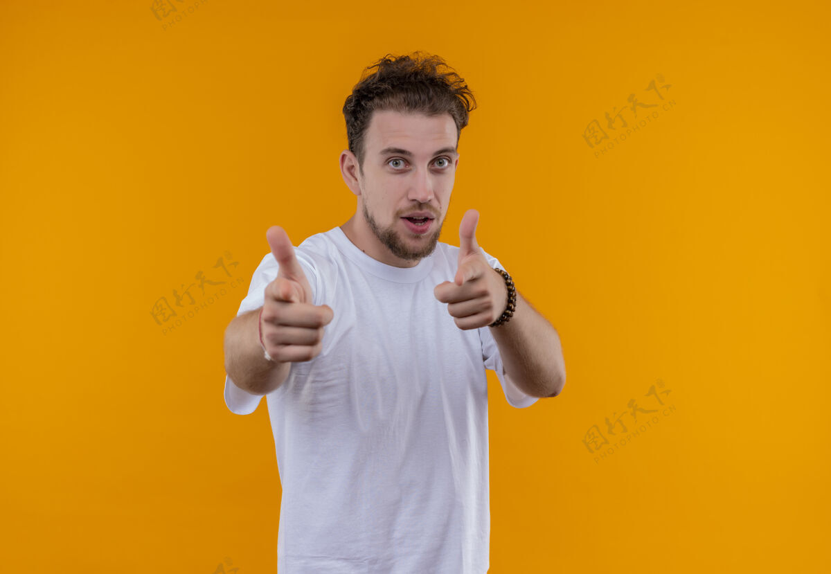 展示高兴的年轻人穿着白色t恤 在孤立的橙色背景上显示你的手势男人高兴白色