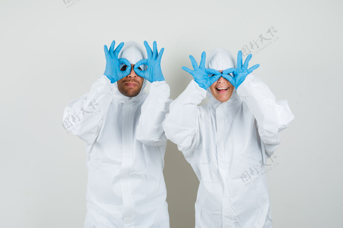 谈话两个医生穿着防护服展示眼镜姿势二男性房间