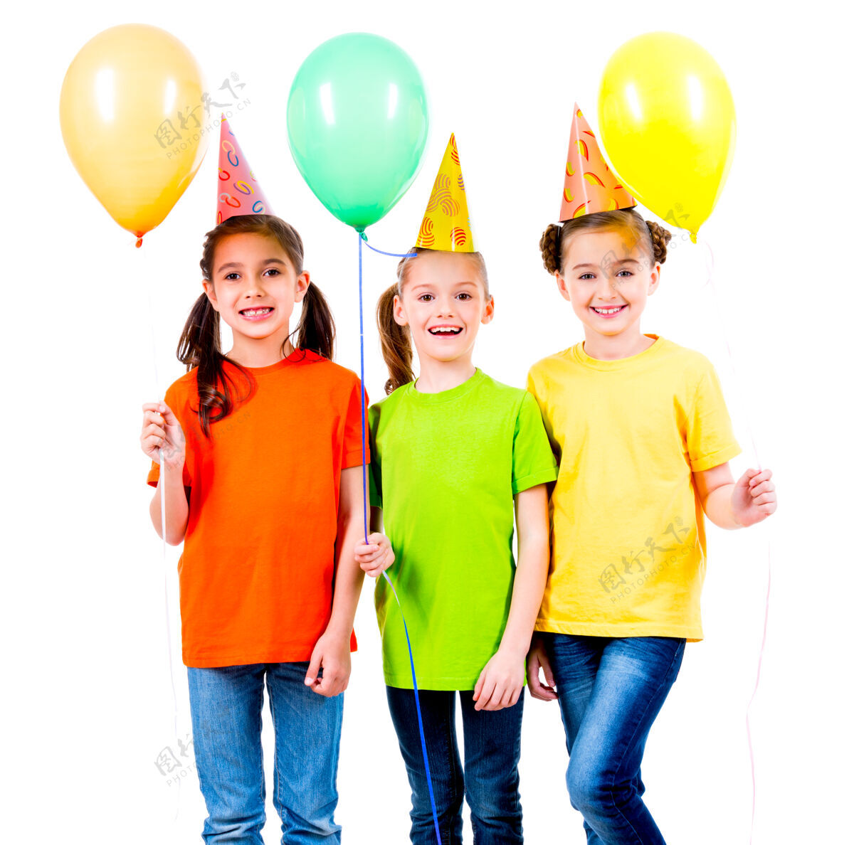 孩子三个可爱的小女孩的肖像 带着彩色气球和派对帽-隔离在一个白色的桌子上女孩三件青少年
