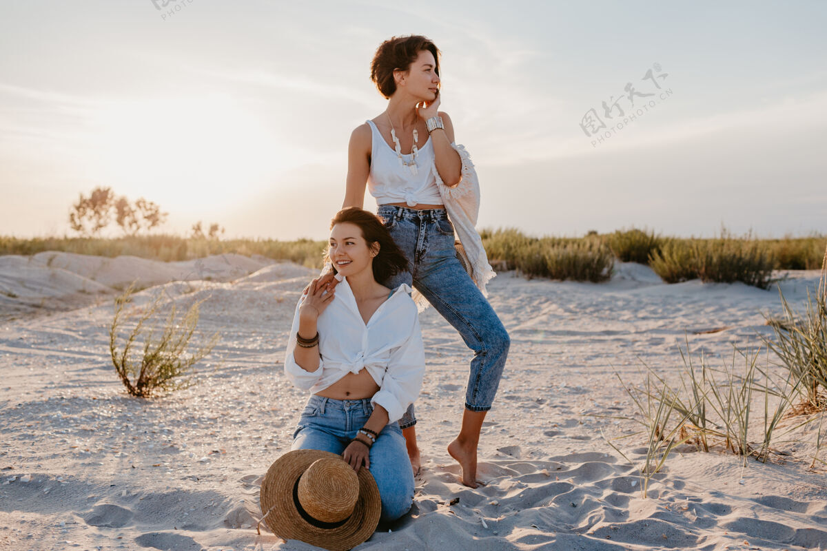 女人时尚美女放暑假在沙滩上 波西米亚风格 玩得开心魅力女性女朋友