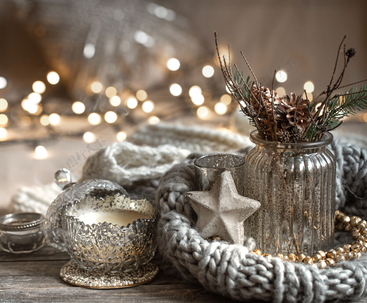 装饰温馨的圣诞组成与蜡烛装饰烛台家庭舒适和温暖的概念模糊背景家居构图