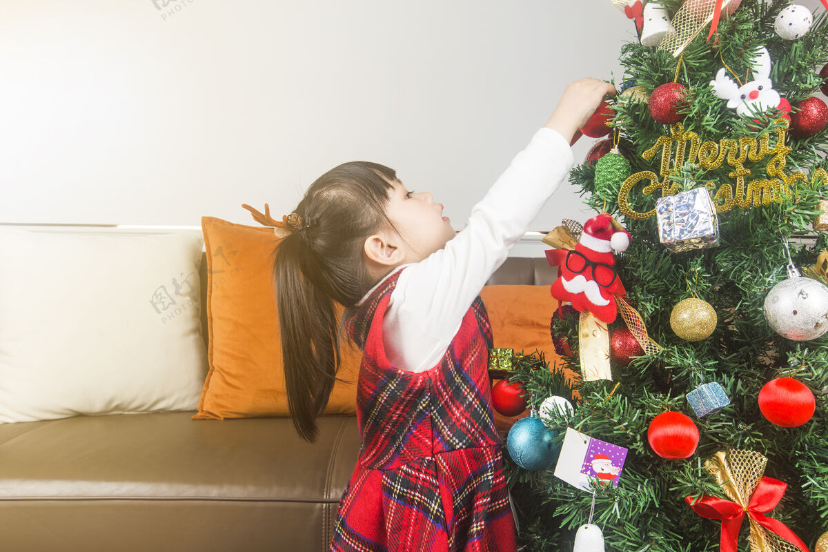 家快乐的圣诞节和快乐的假期和童年的概念快乐的小女孩微笑着圣诞礼品盒表情妹妹冬天
