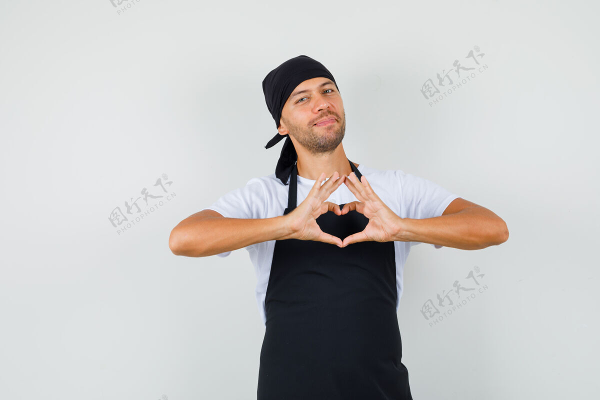 职业面包师穿t恤展示心形面包制服美食家