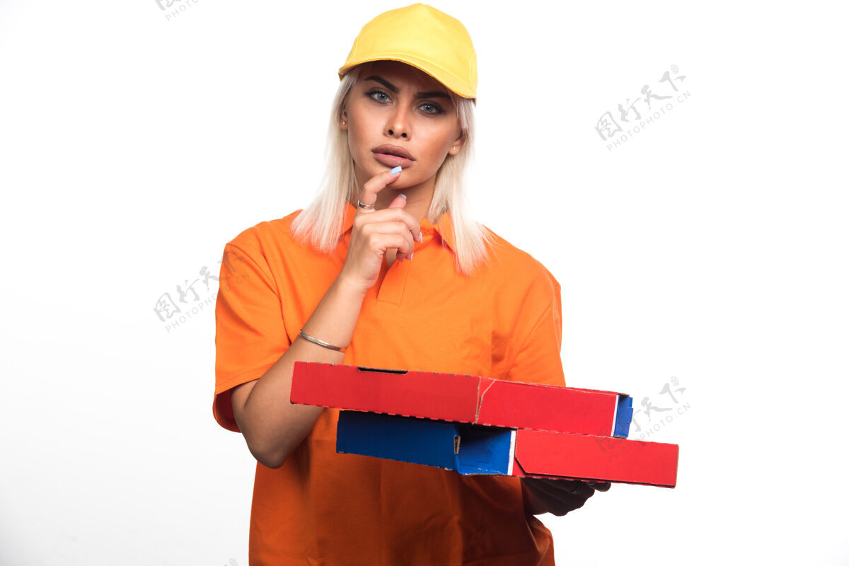 快速送比萨饼的女人拿着白色背景的比萨饼一边思考高质量的照片成人服务笑