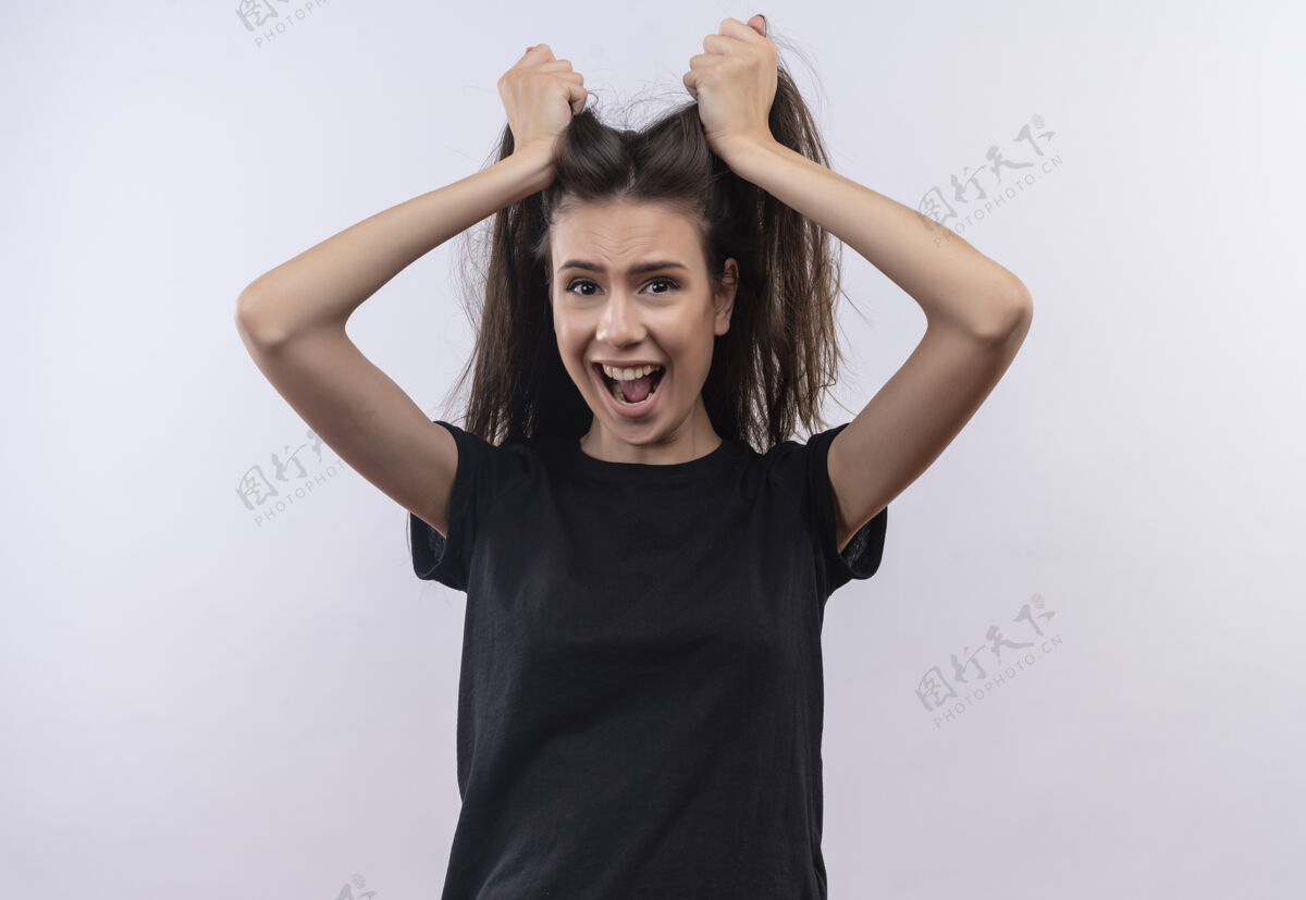 女孩一个穿着黑色t恤的年轻白人女孩吓得在孤立的白色背景上抓头发穿着黑T恤