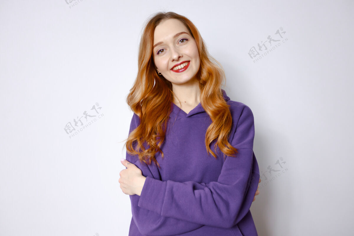 墙壁一个微笑的红发女人在紫色的头巾画像连帽衫相机女孩