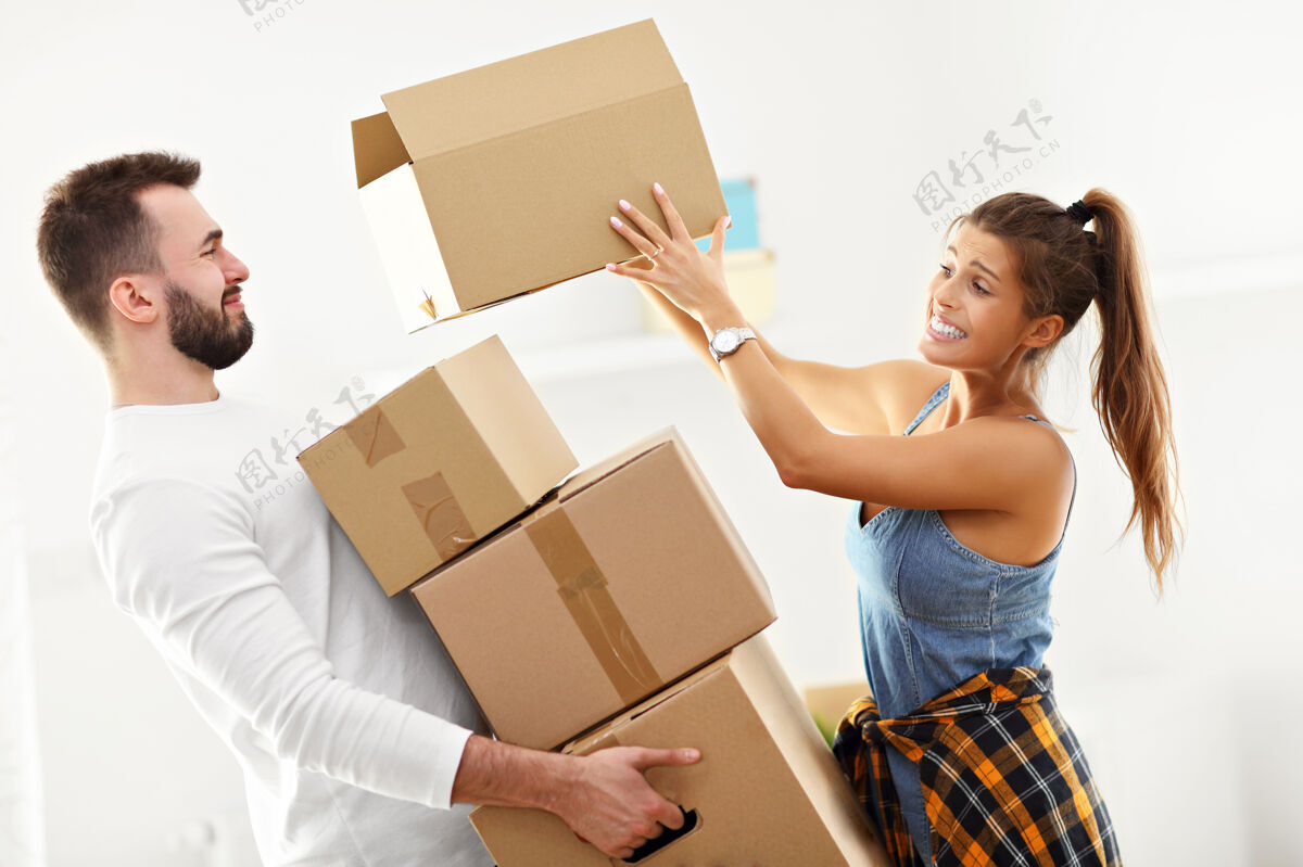 出租快乐的成年夫妇搬出或搬进新家钥匙房地产盒子