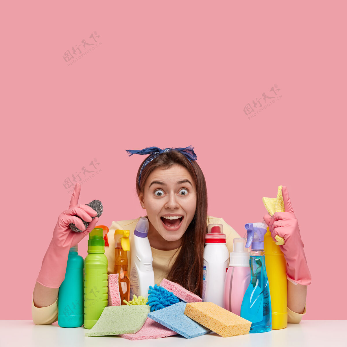 清洁剂欢喜快乐的女人有着喜出望外的表情 用两个食指指着席琳清洁剂化学品女