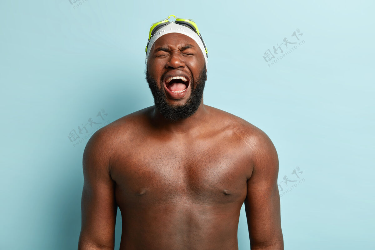 护目镜运动过度的美国黑人男子横拍有赤身裸体的强壮身体 动情地喊叫个性鬃毛帽子