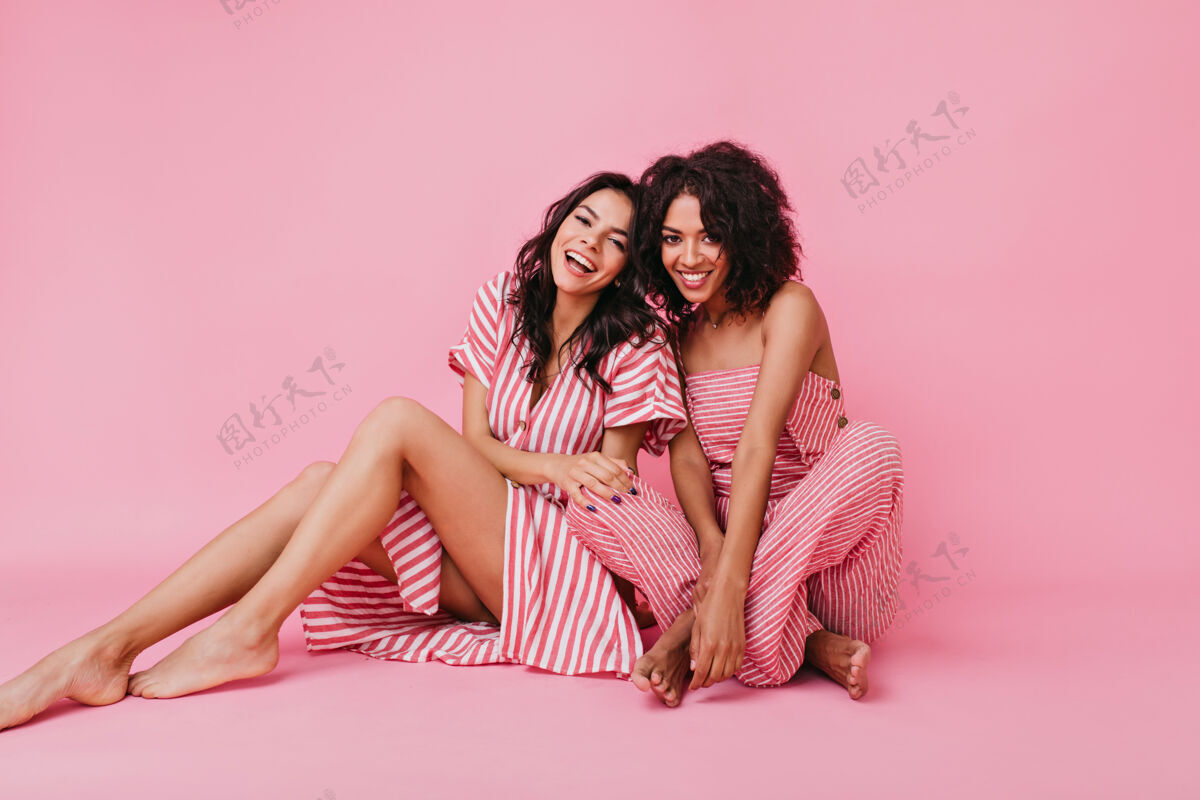 发型两位美丽的非洲裔美国女性 模特般的外表 美丽的长腿 灿烂的笑容和姿势年轻放松可爱
