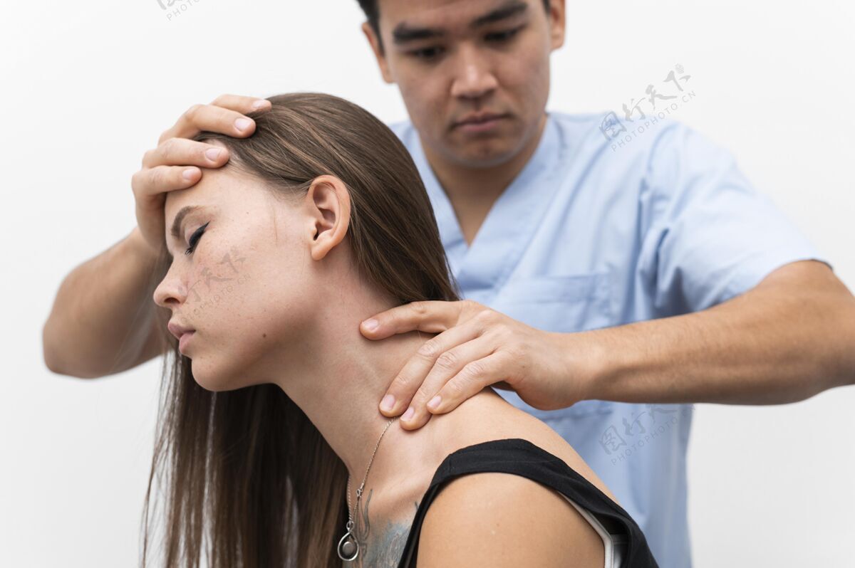 损伤理疗师按摩女人的脖子医学治疗颈部