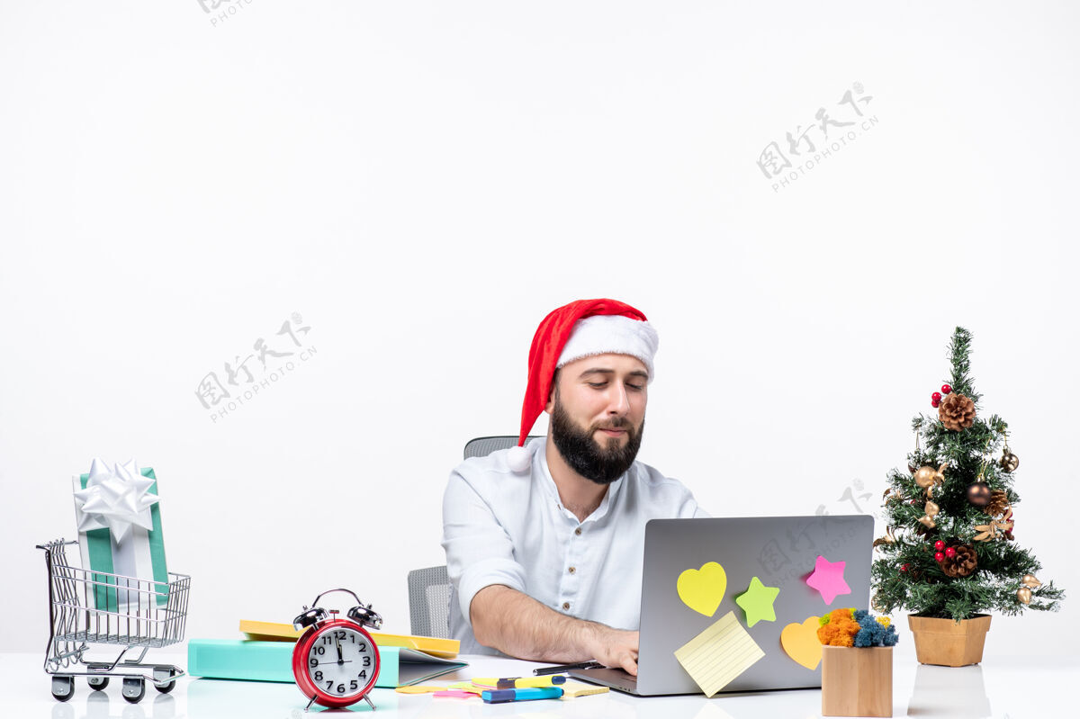 年轻人年轻开朗的商人在办公室庆祝新年或圣诞节在白色背景下独自工作成年人男性开朗