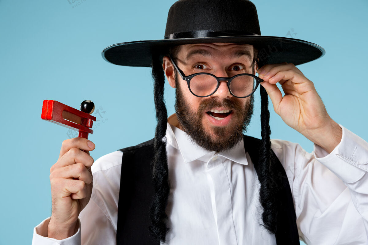 祈祷一个年轻的东正教哈斯迪姆犹太男子的画像帽子男性神圣