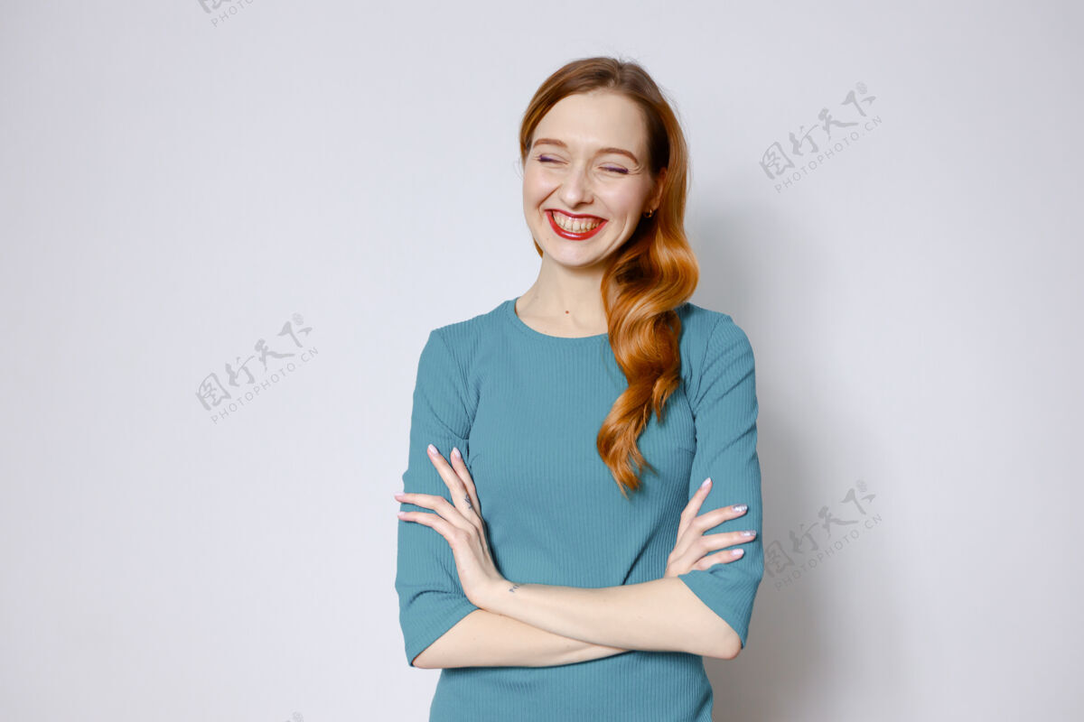 西班牙裔一个穿着蓝色裙子的红发女孩交叉双臂笑了起来衣服好相机