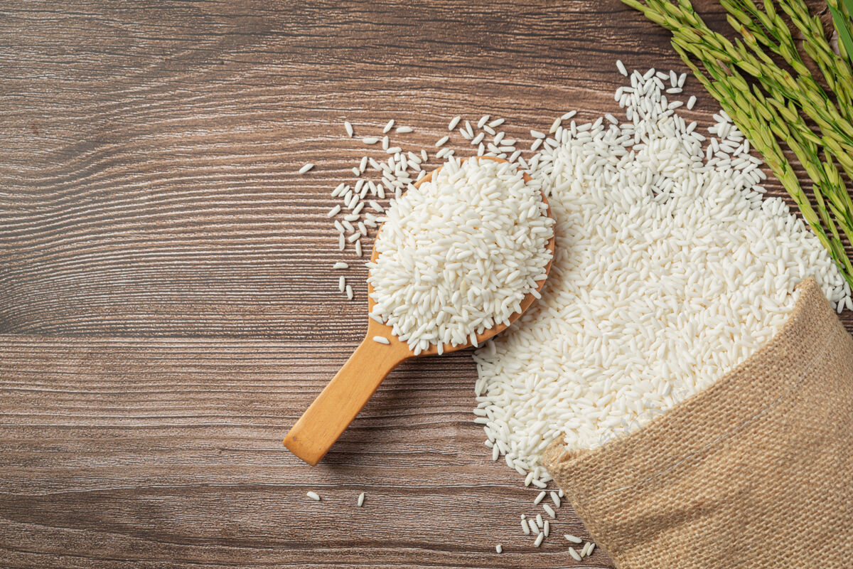 堆一袋米 木勺上放着米 还有稻苗大米健康口味