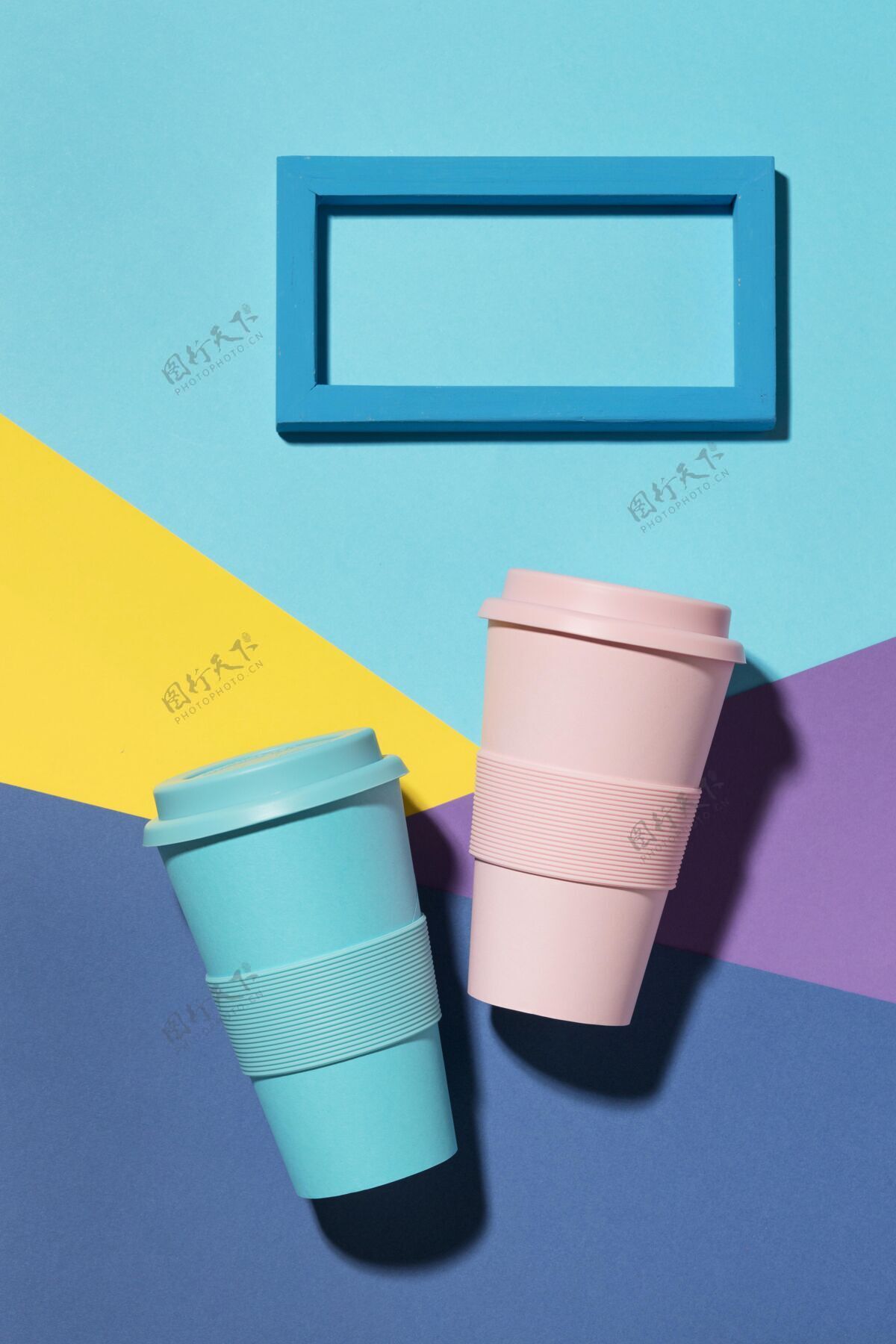 可重复使用桌面上的彩色可重复使用的杯子杯子一次性饮料