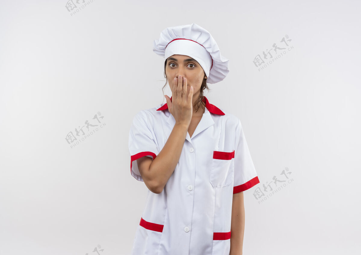 厨师惊讶的年轻女厨师穿着厨师制服 用手捂住嘴巴 留着复印空间嘴穿着封面