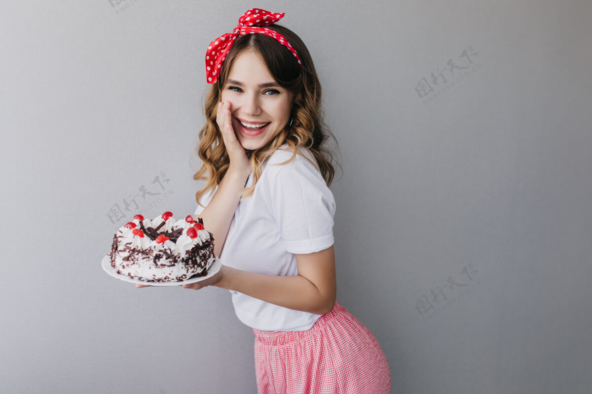 水果美妙的生日女孩表达积极真诚的情感室内拍摄的快乐的欧洲女士在复古服装摆出甜美的蛋糕美味奶油美式