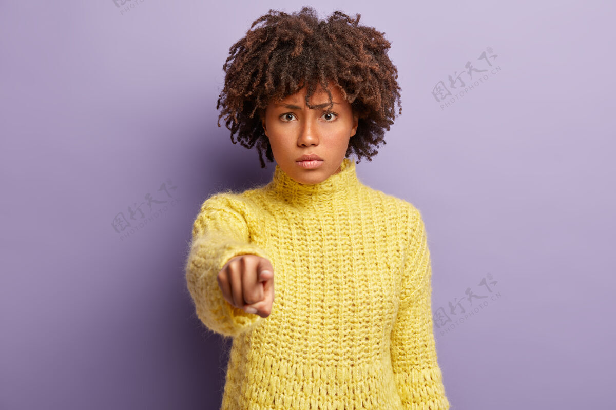 感觉不高兴的女人留着非洲发型 责怪别人 直指镜头女士非洲手指