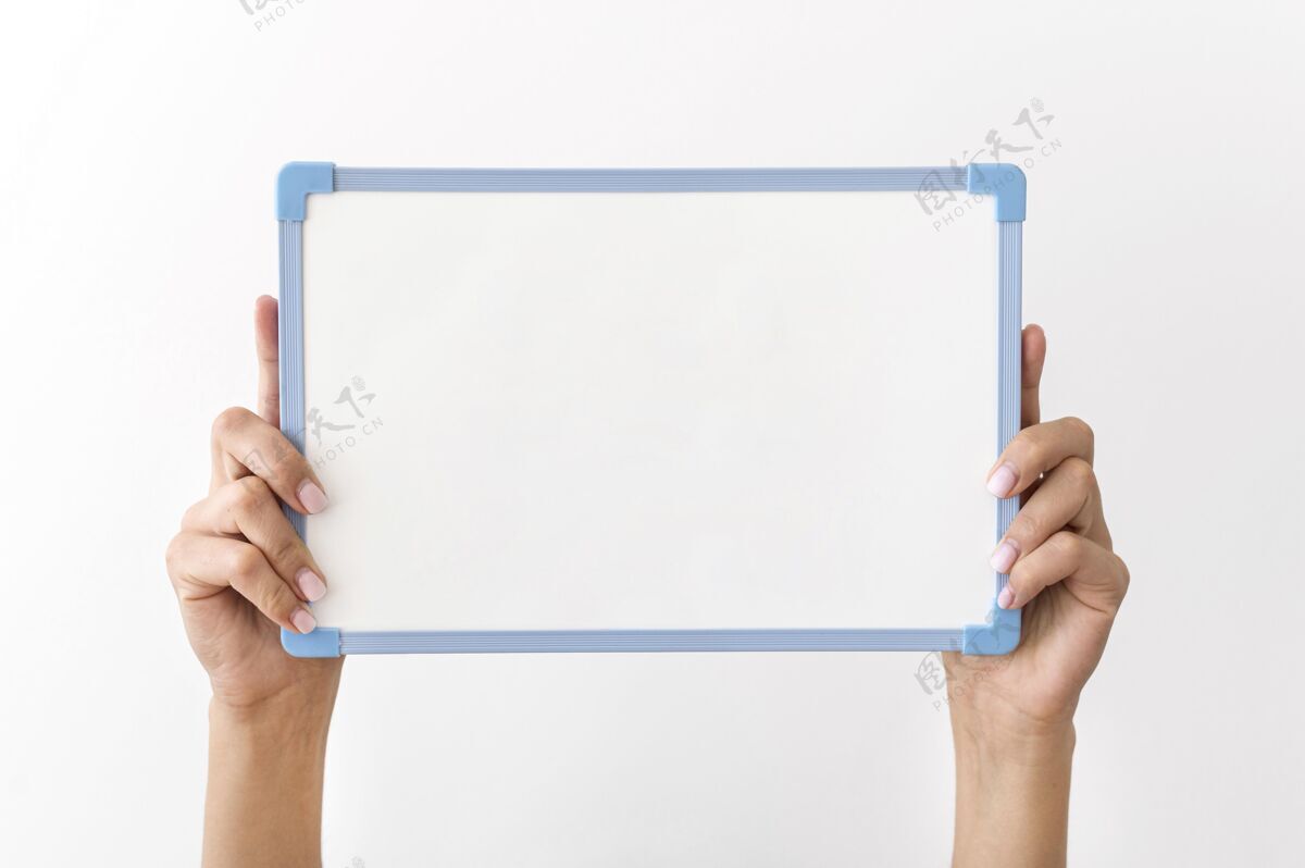 水平举白板的手的前视图向上正面视图白板