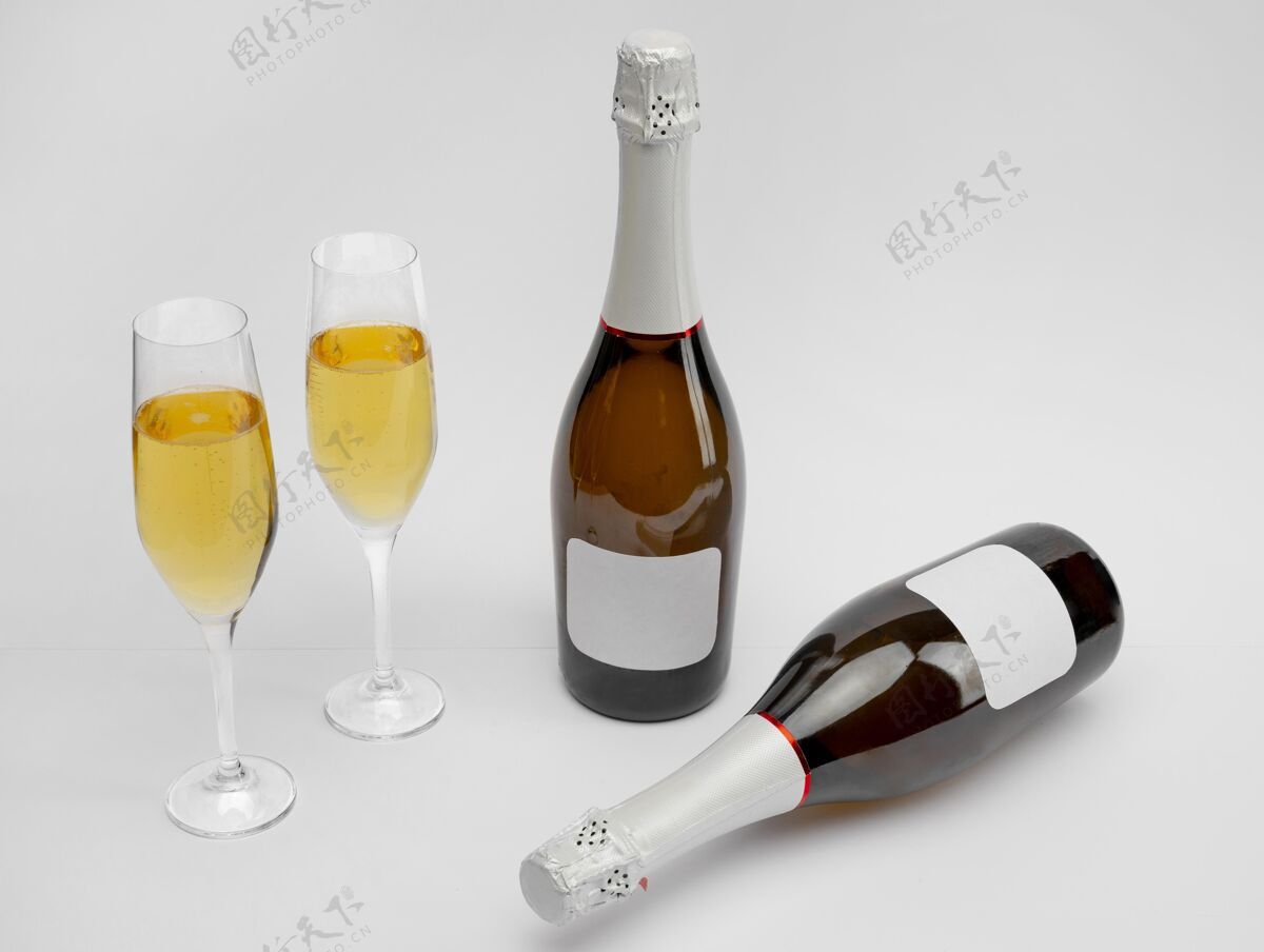 饮料花哨的香槟酒瓶和模型年庆祝饮料