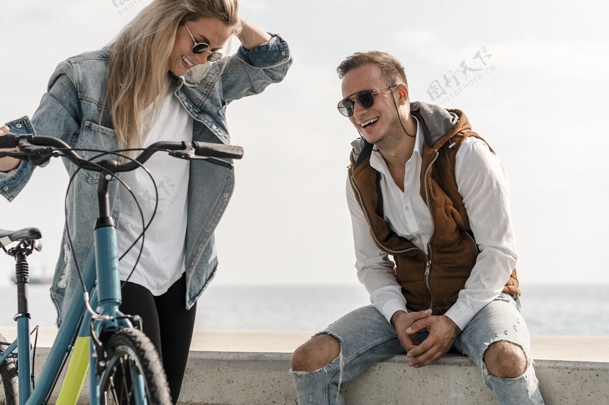 娱乐男人和女人在自行车旁交谈户外活跃骑自行车者