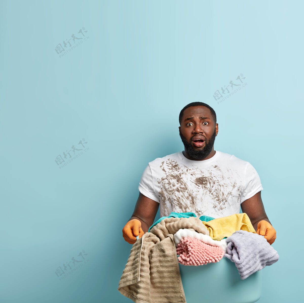 洗衣房非洲裔美国人在洗衣服人人男人