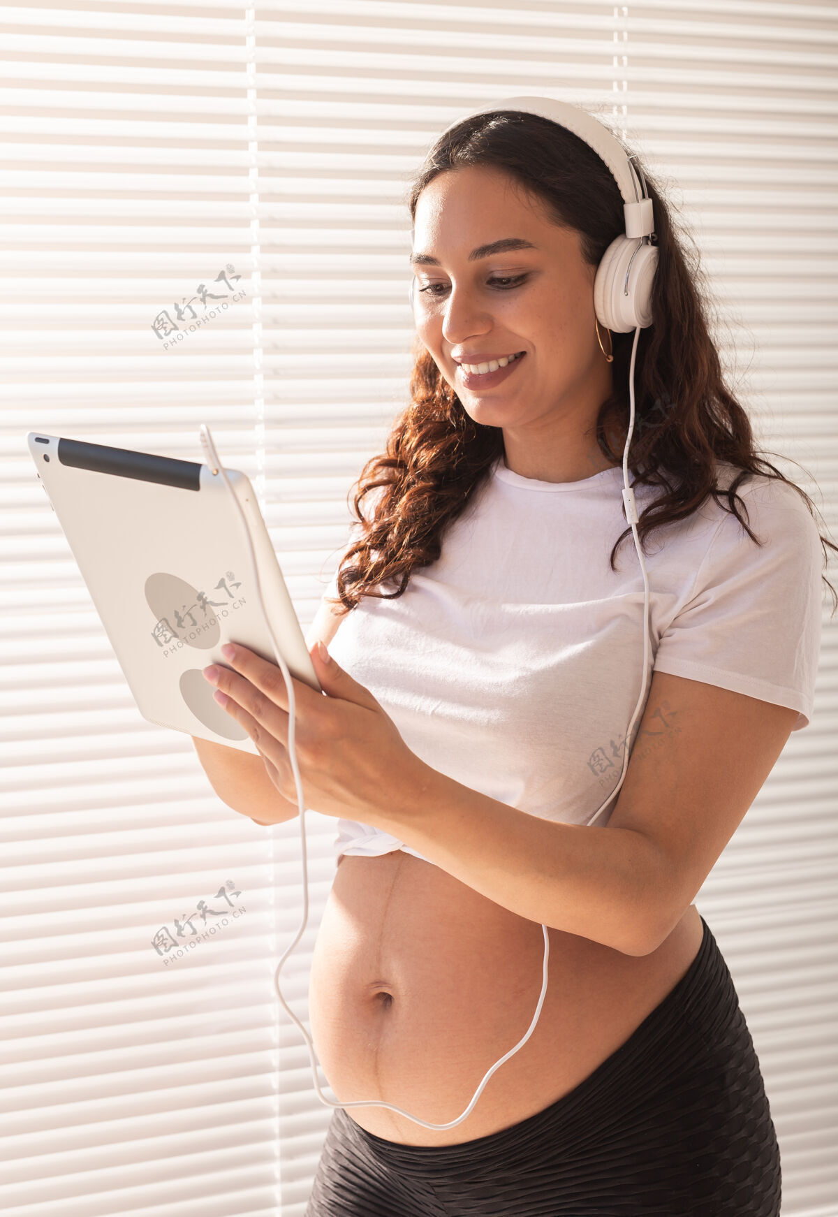 护理孕妇用平板电脑耳机听音乐放松母亲婴儿