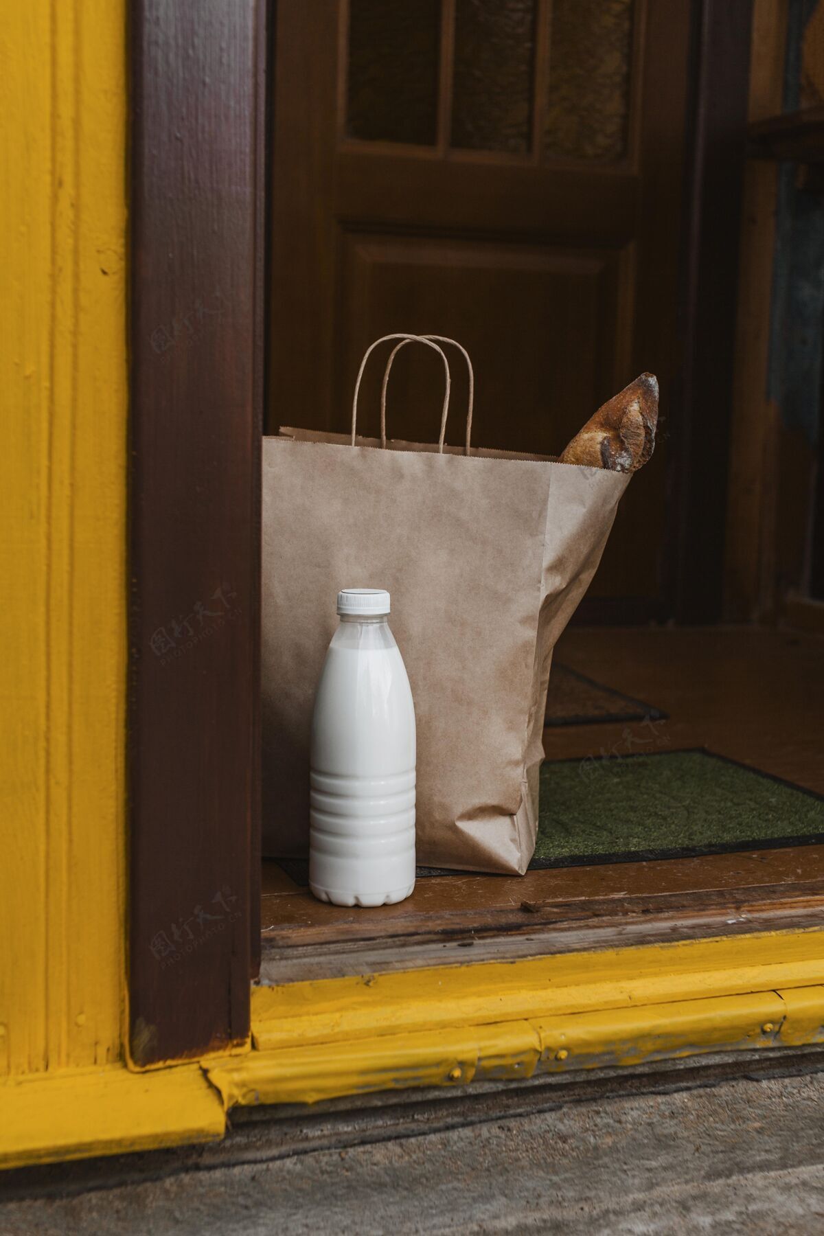 工作食品袋和奶瓶的布置家庭健康病毒