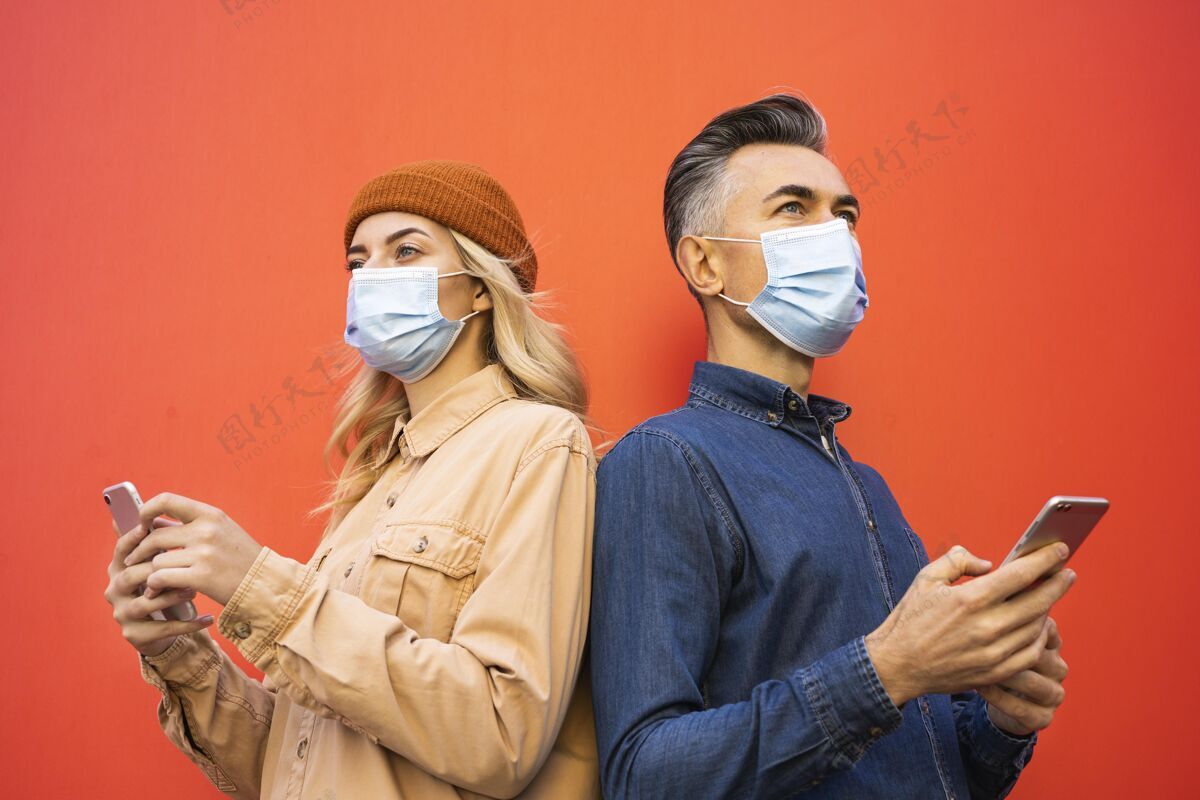 疾病戴着面具的男人和女人的正面图症状Covid19安全